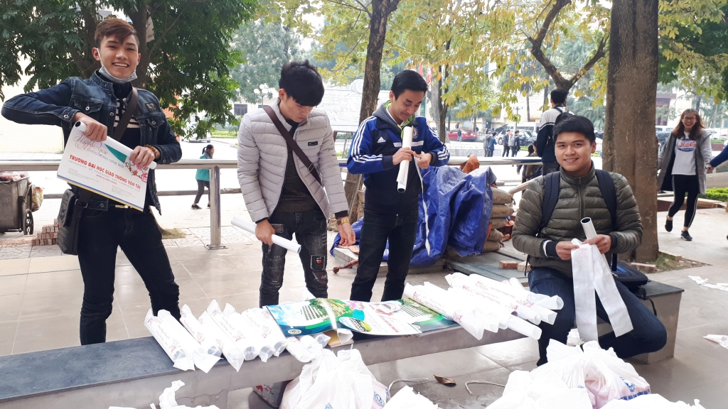 ĐH Giao thông vận tải tặng 13.000 suất quà cho sinh viên về quê ăn Tết dh giao thong van tai tang 13000 suat qua cho sinh vien ve que an tet