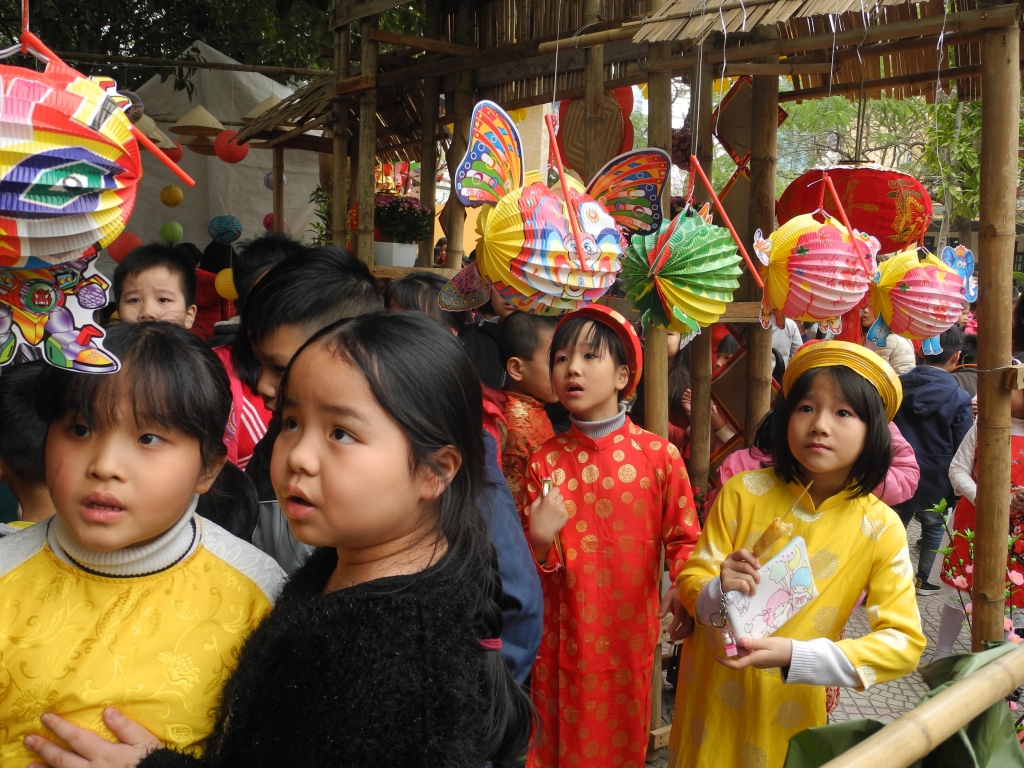 hoc sinh mua phong bao li xi tu thien ung ho tre em ngheo tai cho tet 2018