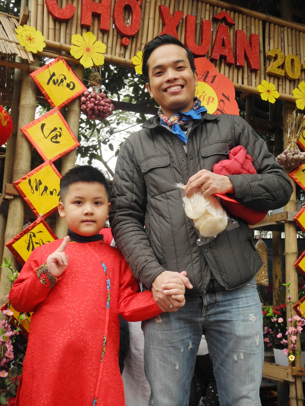 hoc sinh mua phong bao li xi tu thien ung ho tre em ngheo tai cho tet 2018