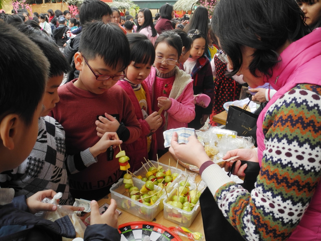 hoc sinh mua phong bao li xi tu thien ung ho tre em ngheo tai cho tet 2018