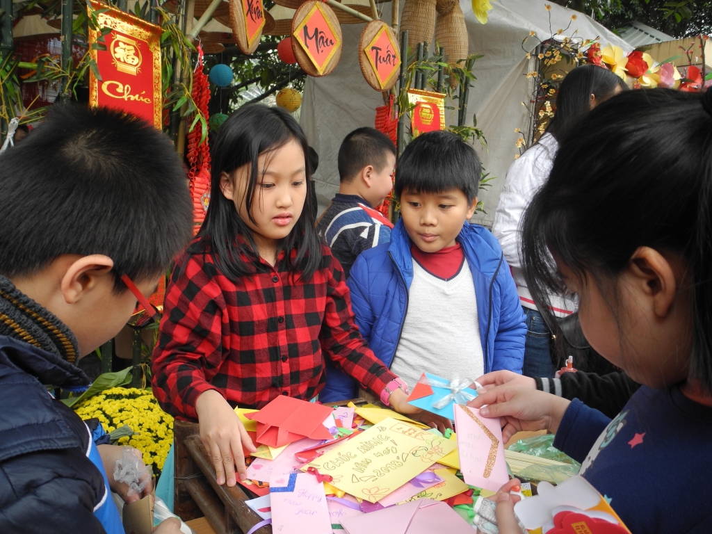hoc sinh mua phong bao li xi tu thien ung ho tre em ngheo tai cho tet 2018