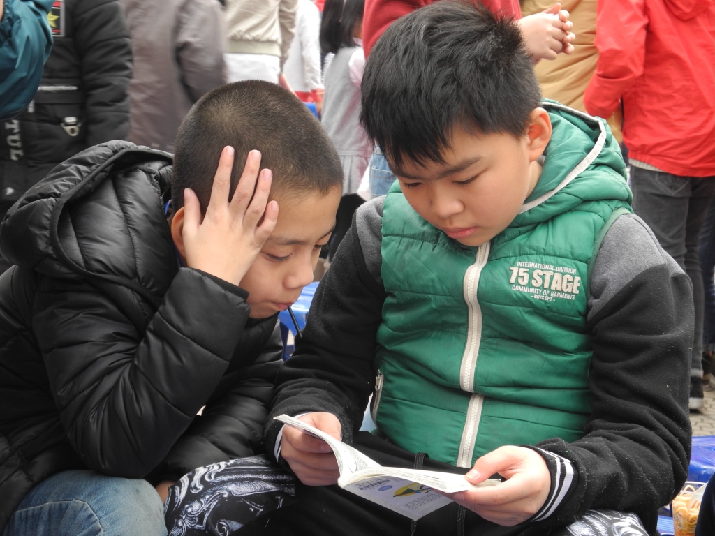 hoc sinh mua phong bao li xi tu thien ung ho tre em ngheo tai cho tet 2018