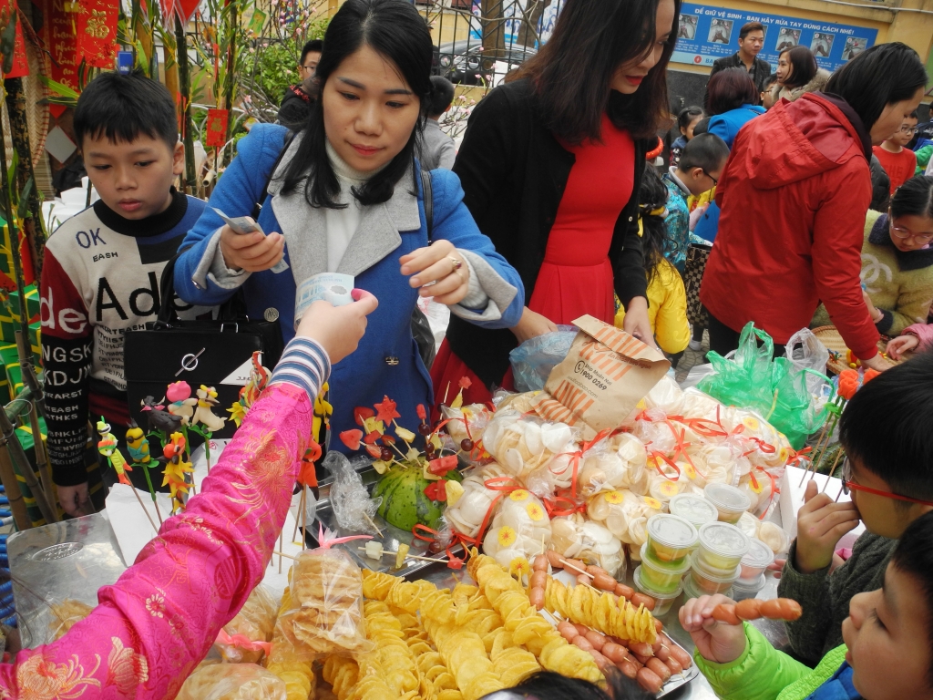 hoc sinh mua phong bao li xi tu thien ung ho tre em ngheo tai cho tet 2018