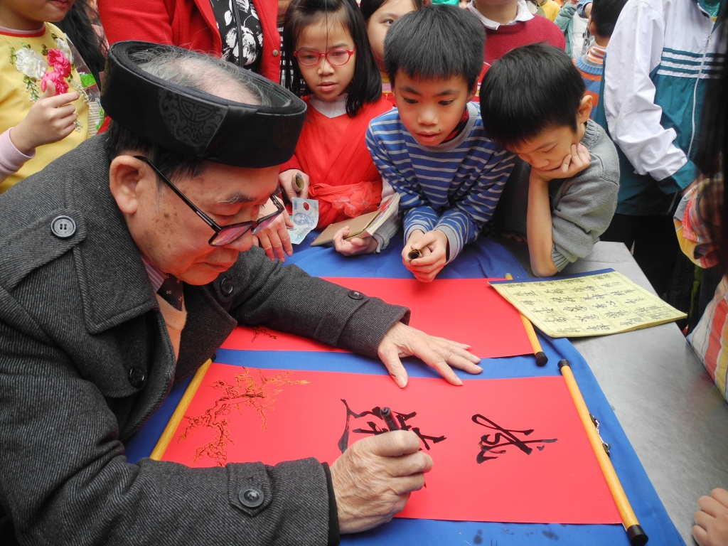 hoc sinh mua phong bao li xi tu thien ung ho tre em ngheo tai cho tet 2018