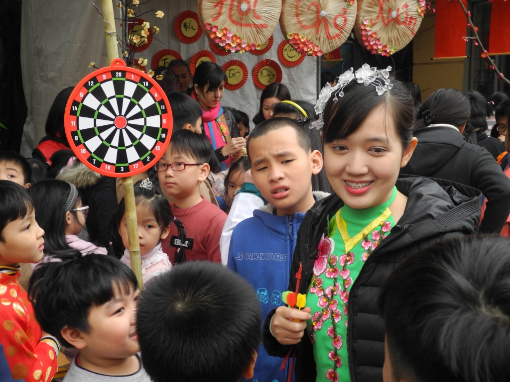 hoc sinh mua phong bao li xi tu thien ung ho tre em ngheo tai cho tet 2018