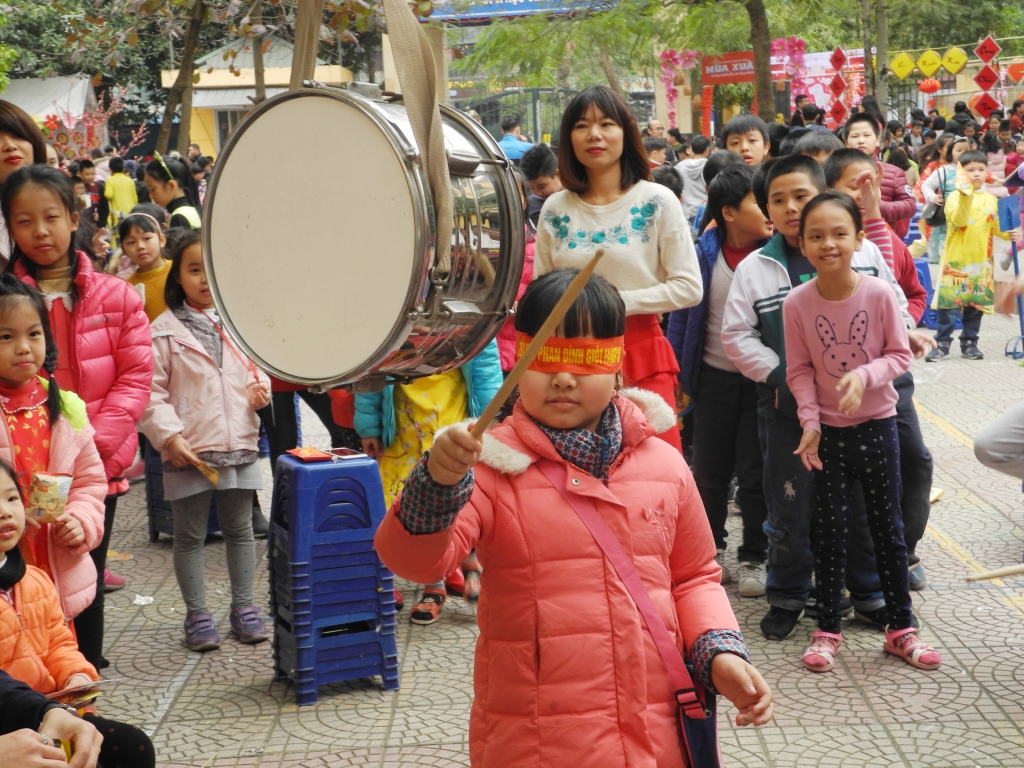 hoc sinh mua phong bao li xi tu thien ung ho tre em ngheo tai cho tet 2018