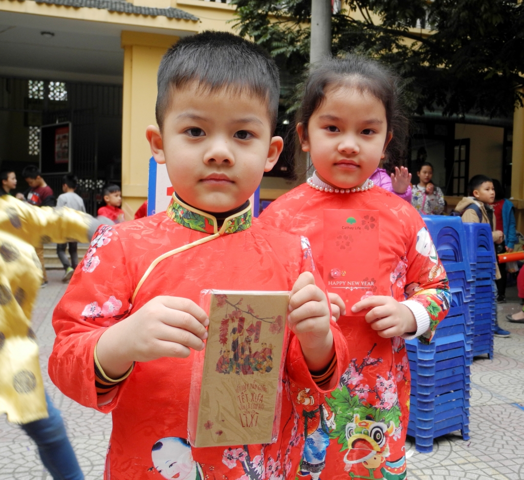 hoc sinh mua phong bao li xi tu thien ung ho tre em ngheo tai cho tet 2018
