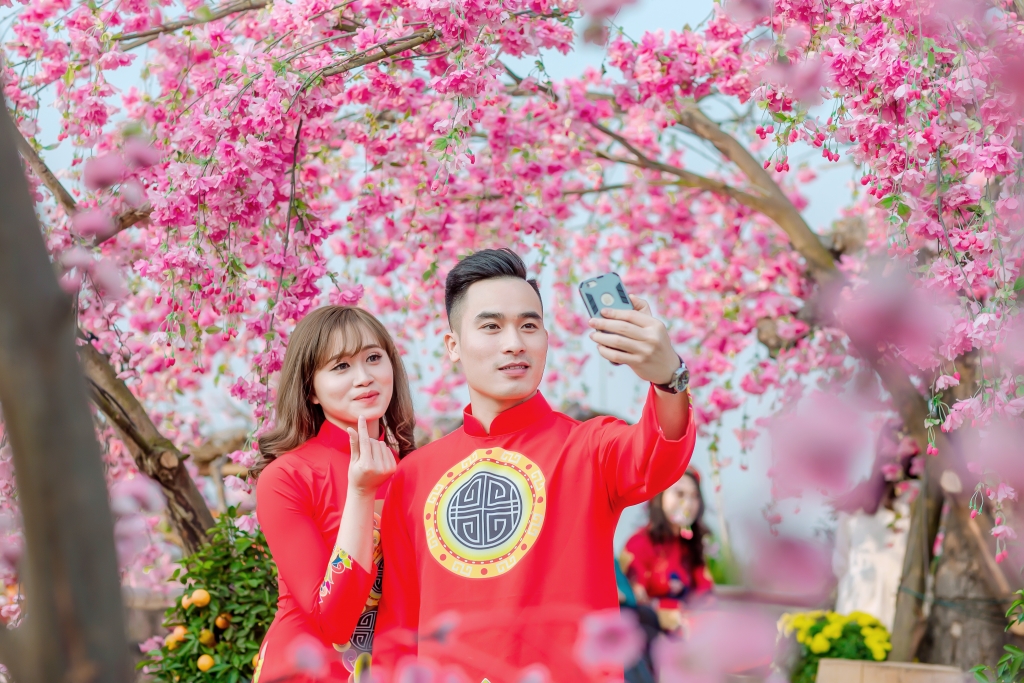 bo anh anh cong an ve tham ban gai vao dip tet tuyet dep don tim nguoi xem