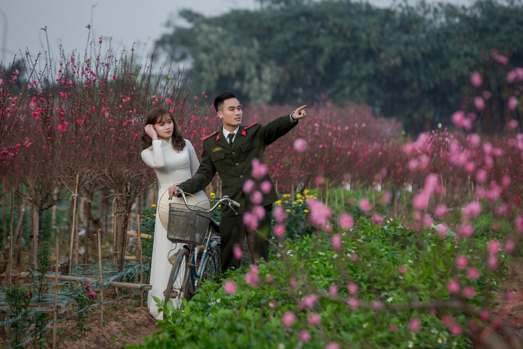 bo anh anh cong an ve tham ban gai vao dip tet tuyet dep don tim nguoi xem