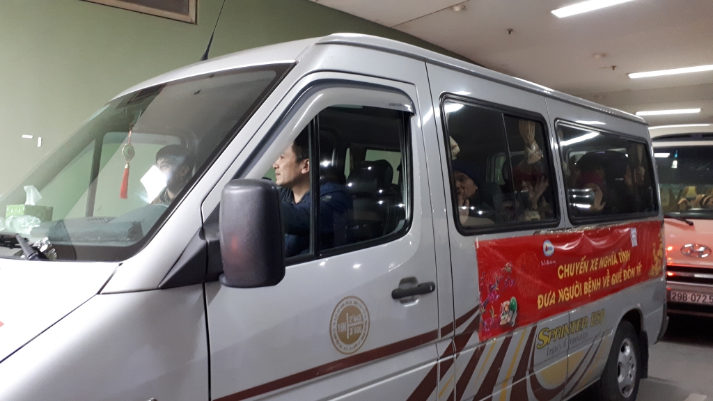 Viện Huyết học Truyền máu TW cho xe đưa bệnh nhân về tận quê ăn Tết vien huyet hoc truyen mau tw cho xe dua benh nhan ve tan que an tet