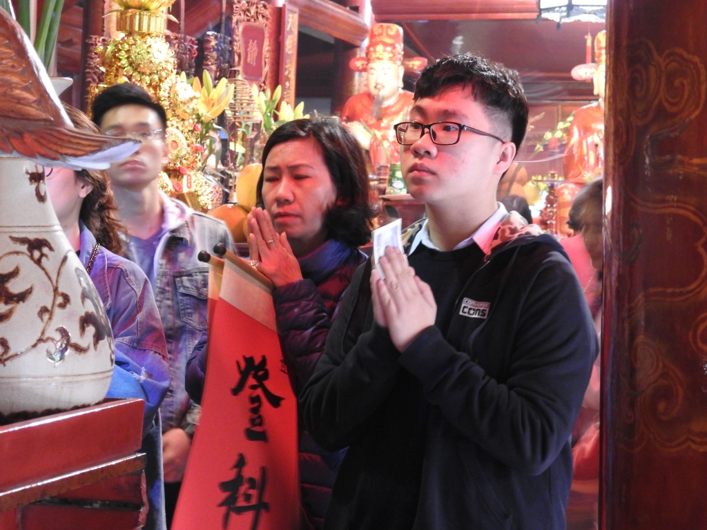 Mùng 1 Tết, hàng nghìn học sinh cuối cấp xếp hàng xin chữ ở Văn Miếu cầu đỗ đạt mung 1 tet hang nghin hoc sinh cuoi cap xep hang xin chu o van mieu cau do dat