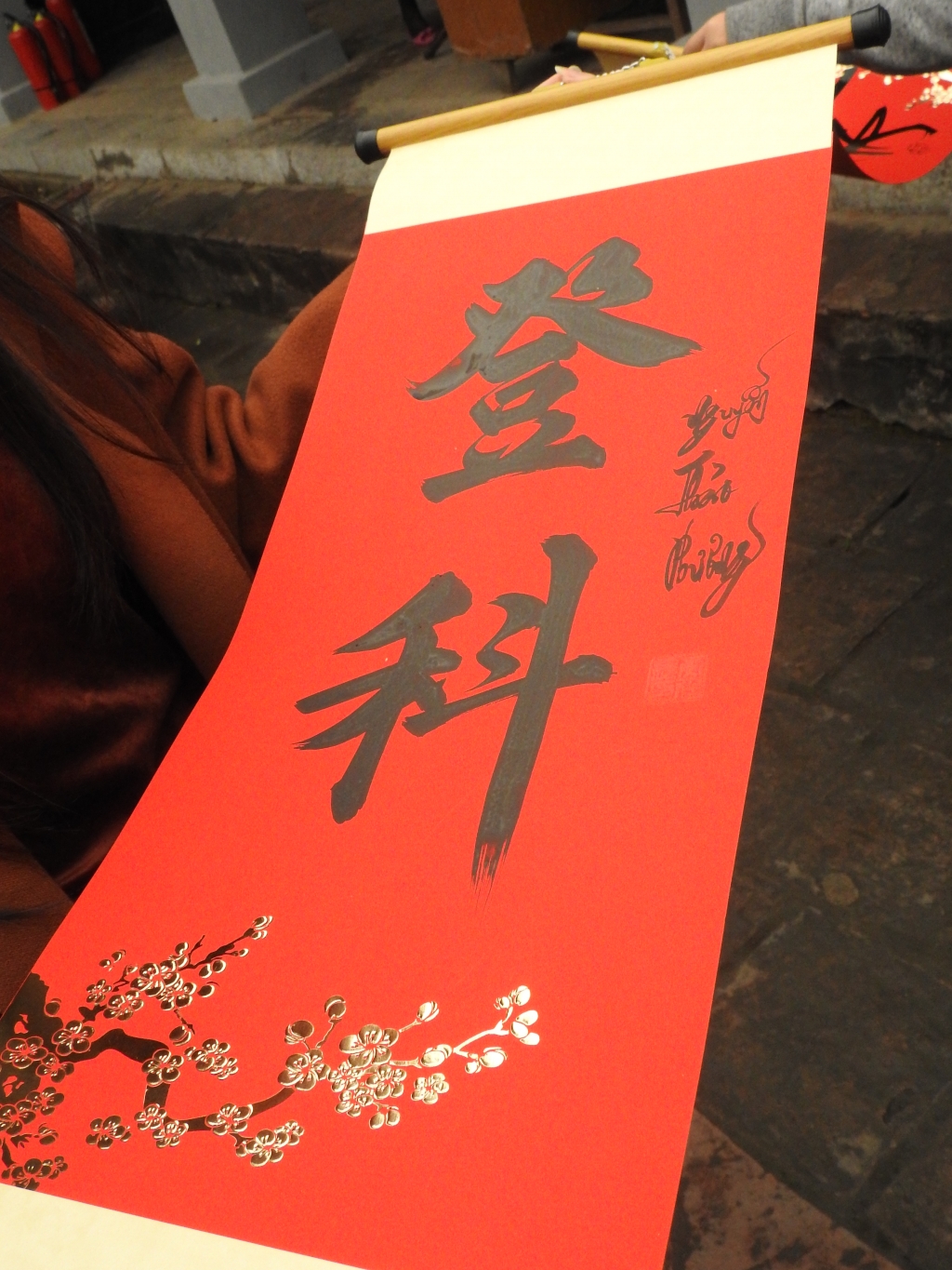 mung 1 tet hang nghin hoc sinh cuoi cap xep hang xin chu o van mieu cau do dat