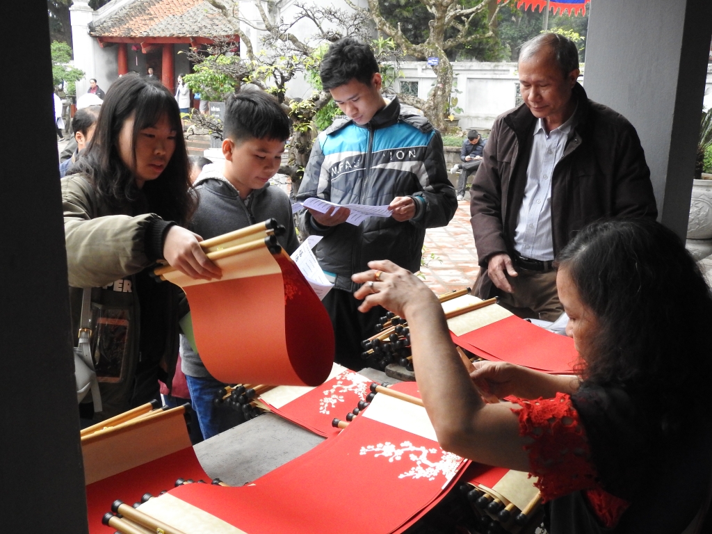 Mùng 1 Tết, hàng nghìn học sinh cuối cấp xếp hàng xin chữ ở Văn Miếu cầu đỗ đạt mung 1 tet hang nghin hoc sinh cuoi cap xep hang xin chu o van mieu cau do dat