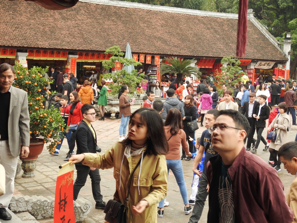 mung 1 tet hang nghin hoc sinh cuoi cap xep hang xin chu o van mieu cau do dat