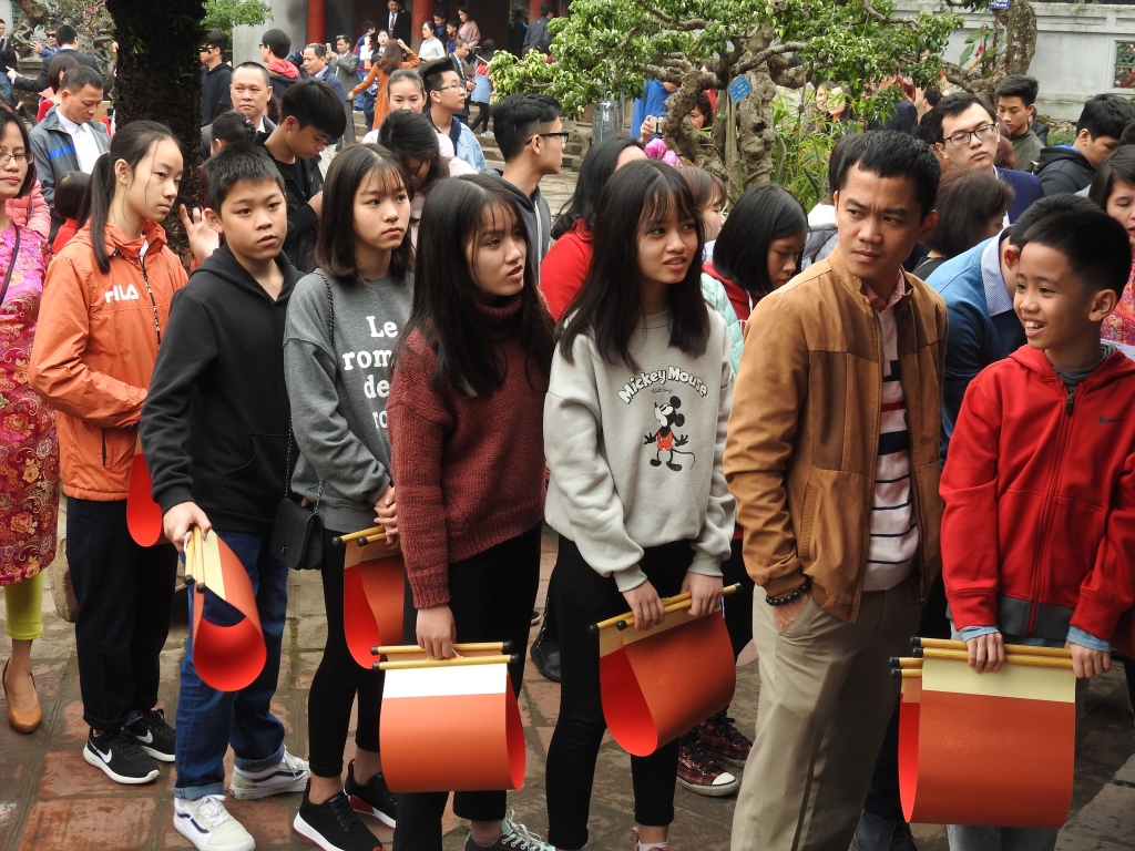Mùng 1 Tết, hàng nghìn học sinh cuối cấp xếp hàng xin chữ ở Văn Miếu cầu đỗ đạt mung 1 tet hang nghin hoc sinh cuoi cap xep hang xin chu o van mieu cau do dat