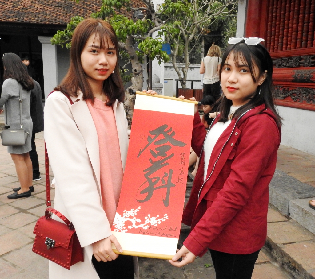 Mùng 1 Tết, hàng nghìn học sinh cuối cấp xếp hàng xin chữ ở Văn Miếu cầu đỗ đạt mung 1 tet hang nghin hoc sinh cuoi cap xep hang xin chu o van mieu cau do dat