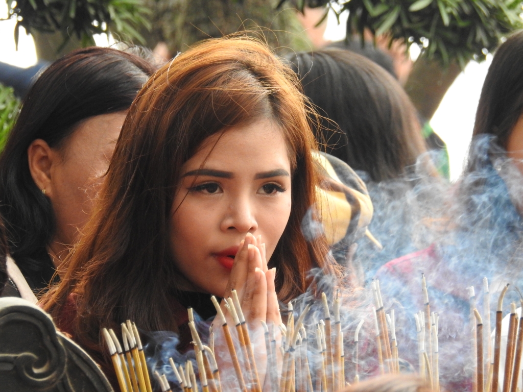 nhung hinh anh dep ve canh nguoi dan no nuc di le cau an trong ngay mung 1 tet