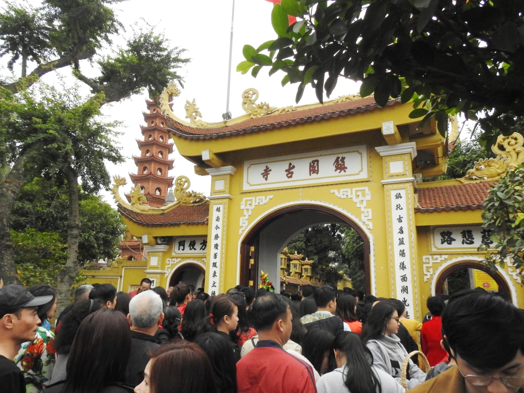 nhung hinh anh dep ve canh nguoi dan no nuc di le cau an trong ngay mung 1 tet