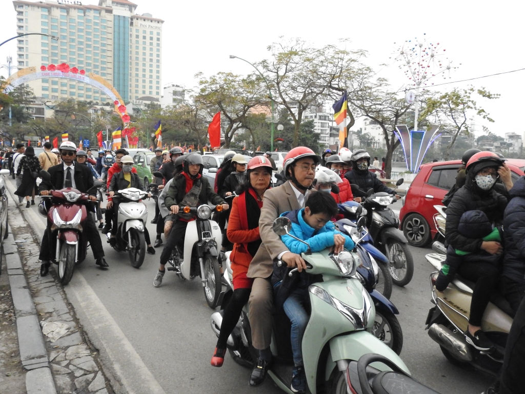 Những hình ảnh đẹp về cảnh người dân nô nức đi lễ cầu an trong ngày mùng 1 Tết nhung hinh anh dep ve canh nguoi dan no nuc di le cau an trong ngay mung 1 tet