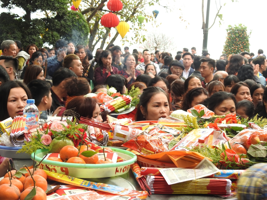 nhung hinh anh dep ve canh nguoi dan no nuc di le cau an trong ngay mung 1 tet