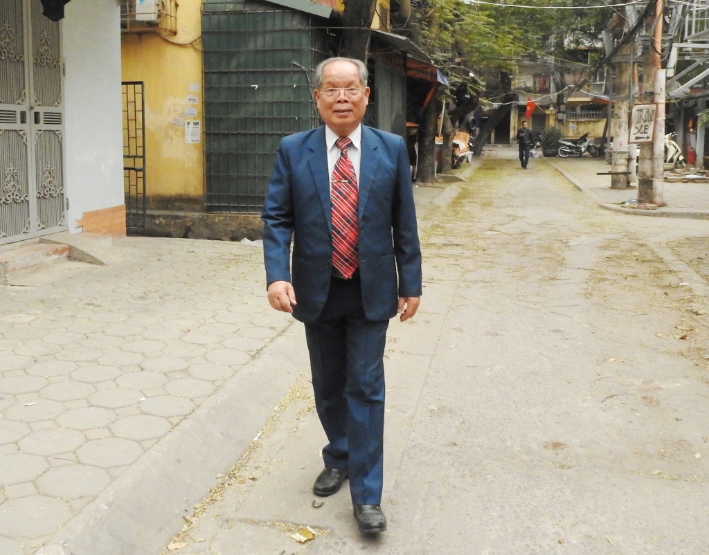 tac gia de xuat cai tien tiew viet nhieu nam an tet mot minh voi banh chung vai mieng gio va ot tuoi