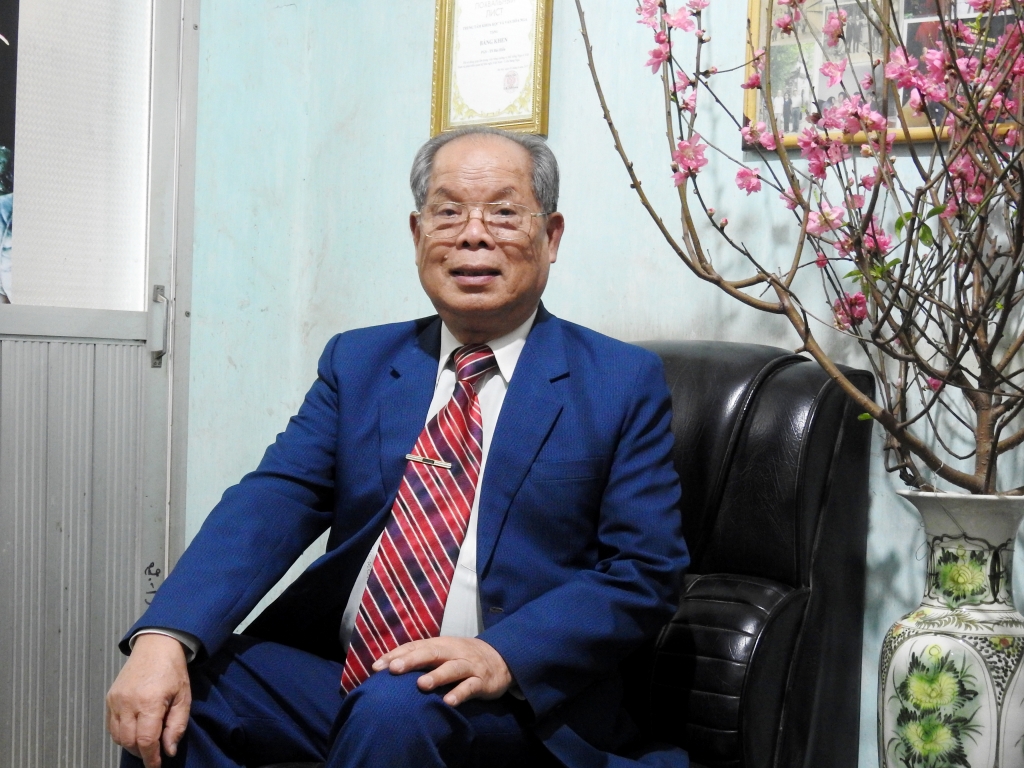 tac gia de xuat cai tien tiew viet nhieu nam an tet mot minh voi banh chung vai mieng gio va ot tuoi