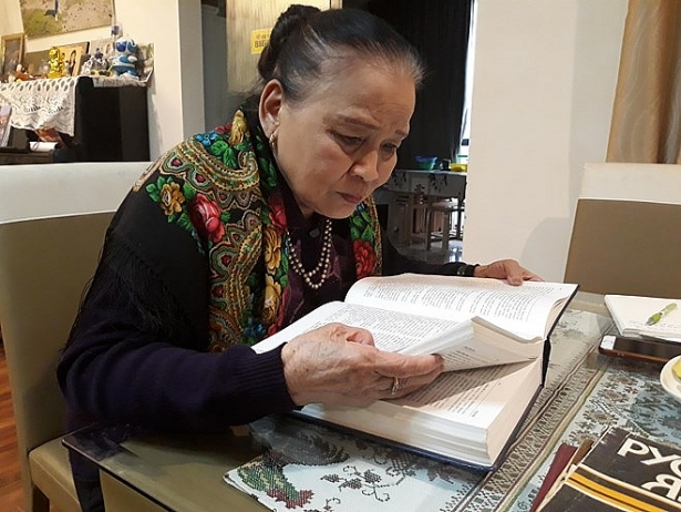 pho giao su ca doi ngoi ghe bi cao va giai thuong huy chuong puskin