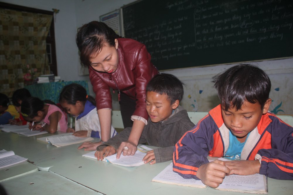chuyen tinh dep nhu phim cua nhung giao vien gieo chu noi cong troi