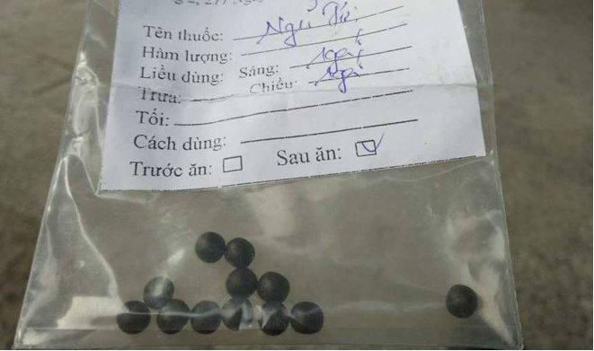 be gai 7 tuoi moc rau long khap nguoi vi thuoc chua bieng an