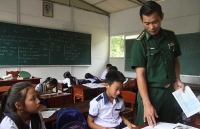 truong ngheo khong co may tinh thay giao ve ca man hinh ms word len bang phan