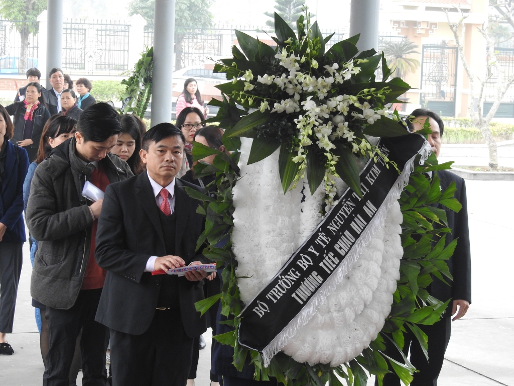dam tang be gai 7 tuoi hien giac mac nghen ngao nhung dong le tuon roi