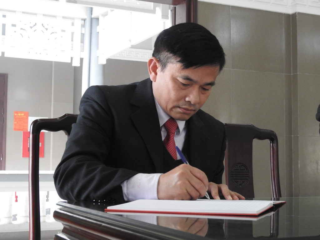 Đám tang bé gái 7 tuổi hiến giác mạc: Nghẹn ngào những dòng lệ tuôn rơi dam tang be gai 7 tuoi hien giac mac nghen ngao nhung dong le tuon roi