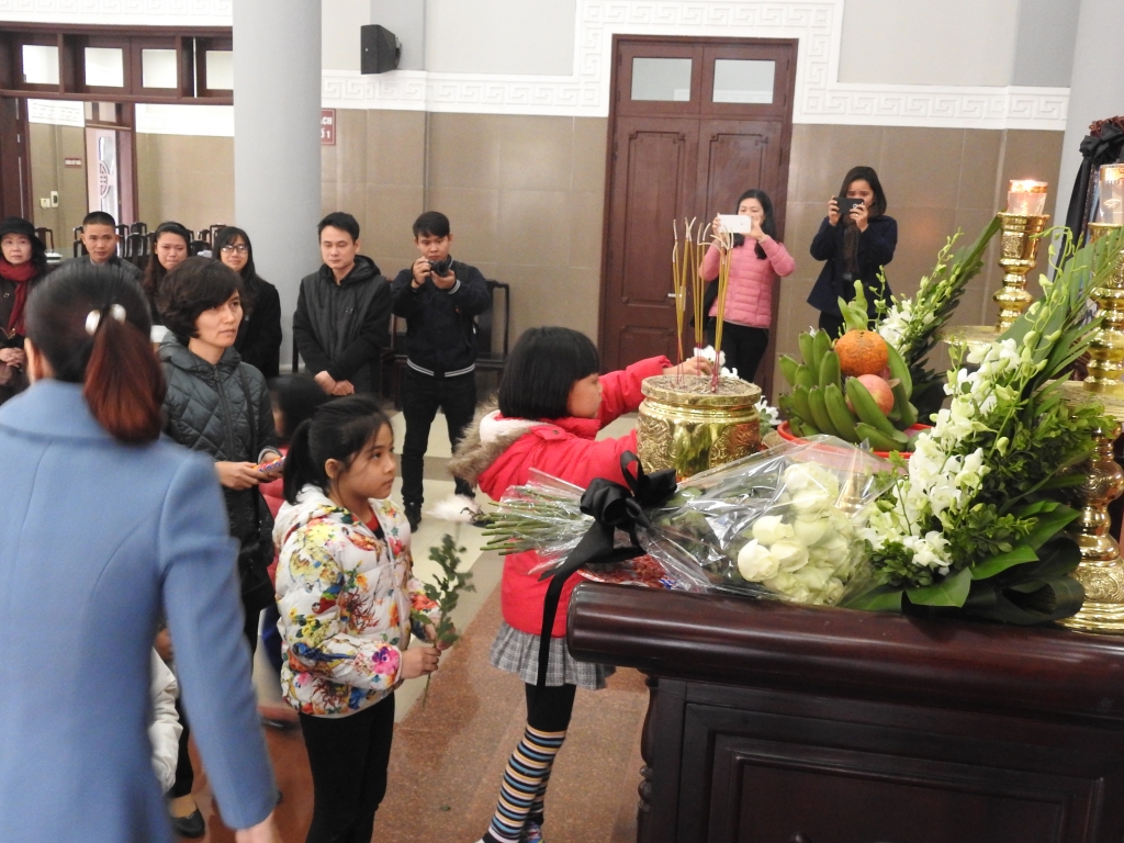dam tang be gai 7 tuoi hien giac mac nghen ngao nhung dong le tuon roi