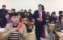 Hiệu trưởng tới tận lớp lì xì sinh viên trong buổi học đầu năm