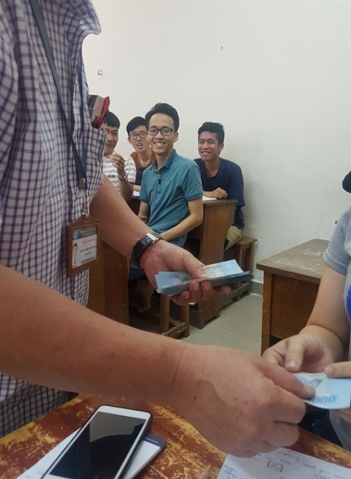 thay hieu truong nha nguoi ta mung tuoi cho 5000 sinh vien moi nguoi 20 nghin dong