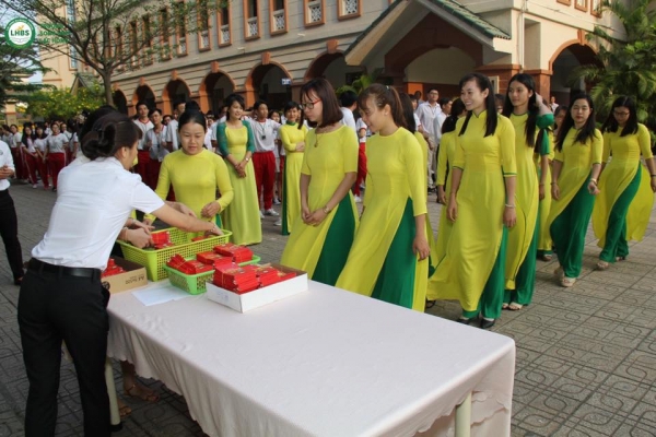 thay hieu truong nha nguoi ta mung tuoi cho 5000 sinh vien moi nguoi 20 nghin dong