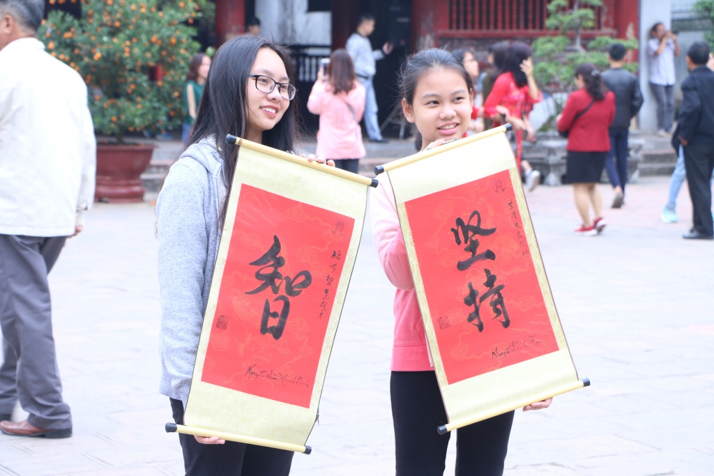 mung 1 tet gioi tre ha noi xep hang dai o van mieu xin chu cau may dau nam moi