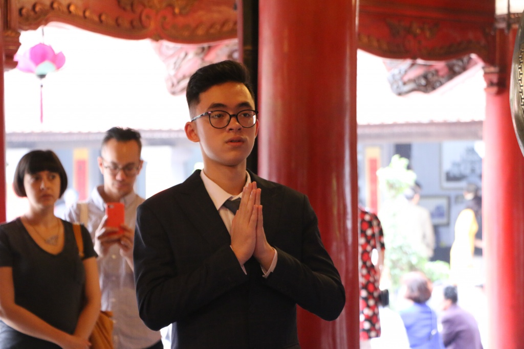 mung 1 tet gioi tre ha noi xep hang dai o van mieu xin chu cau may dau nam moi