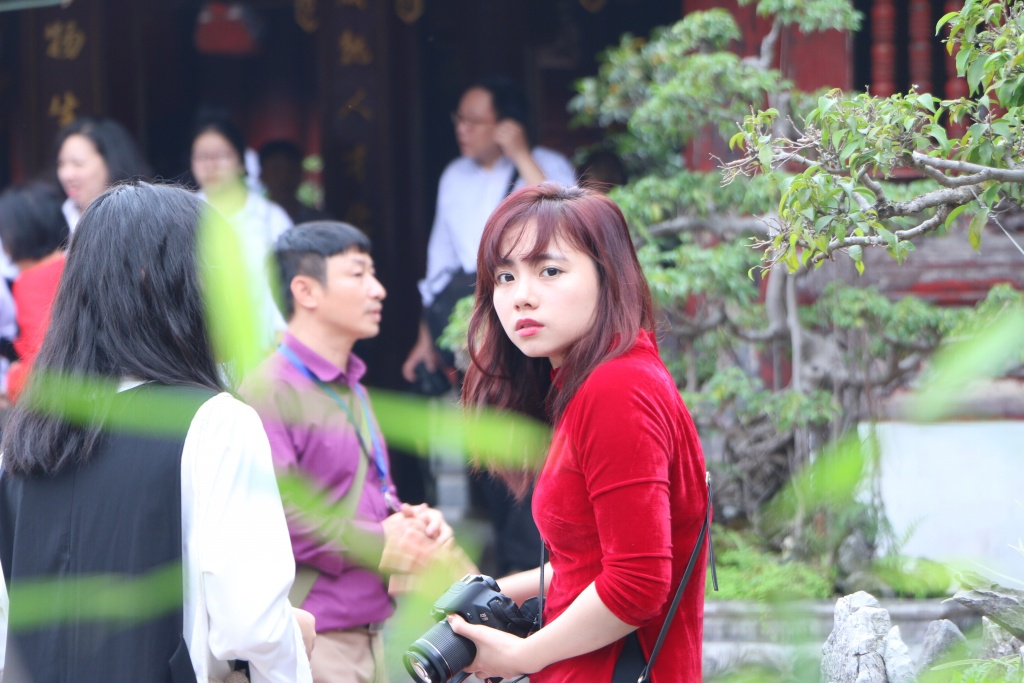 mung 1 tet gioi tre ha noi xep hang dai o van mieu xin chu cau may dau nam moi