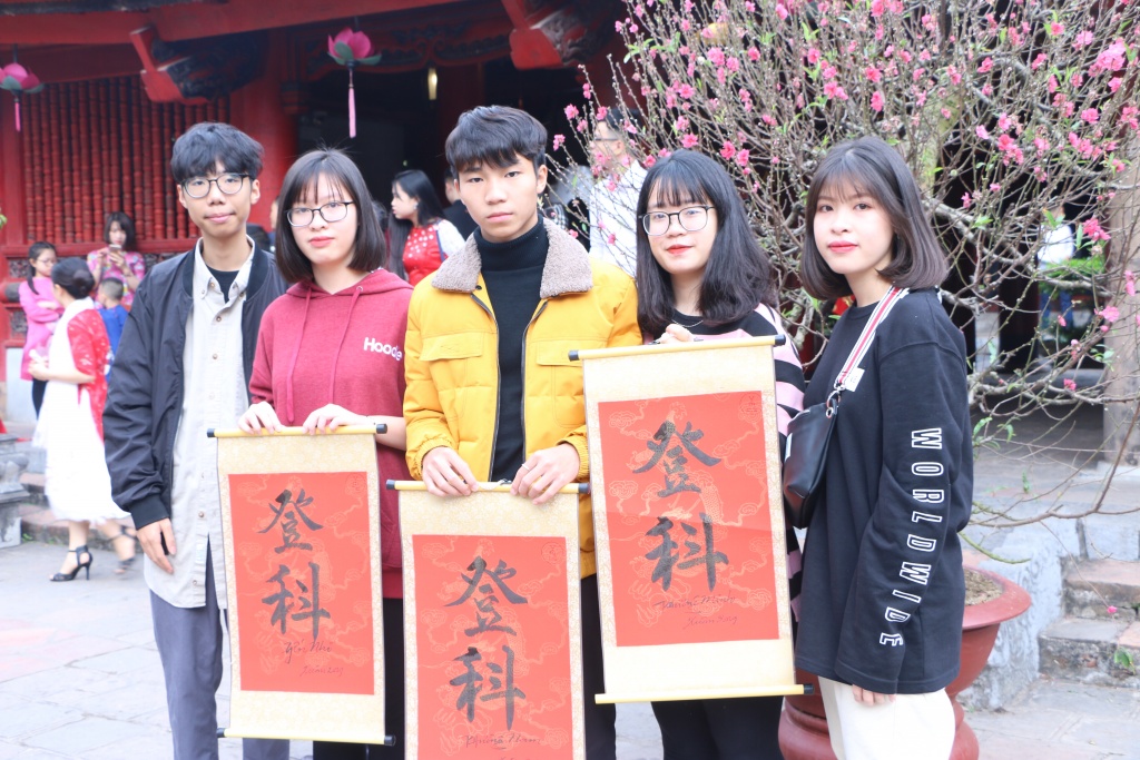 mung 1 tet gioi tre ha noi xep hang dai o van mieu xin chu cau may dau nam moi