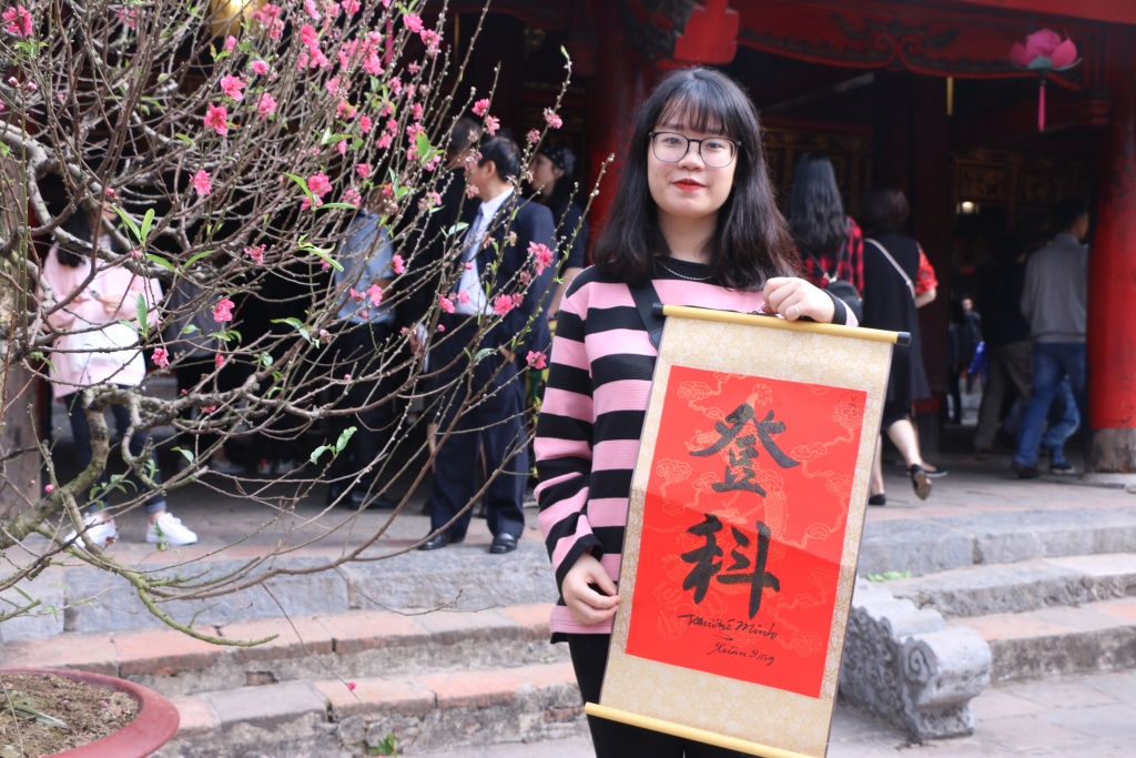mung 1 tet gioi tre ha noi xep hang dai o van mieu xin chu cau may dau nam moi