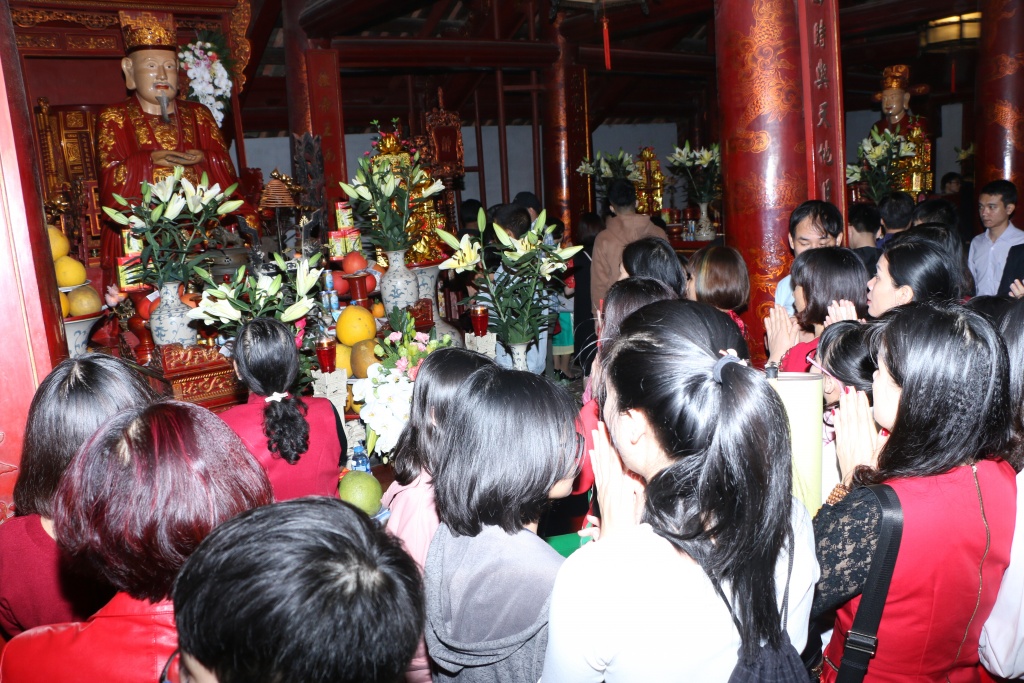 mung 1 tet gioi tre ha noi xep hang dai o van mieu xin chu cau may dau nam moi