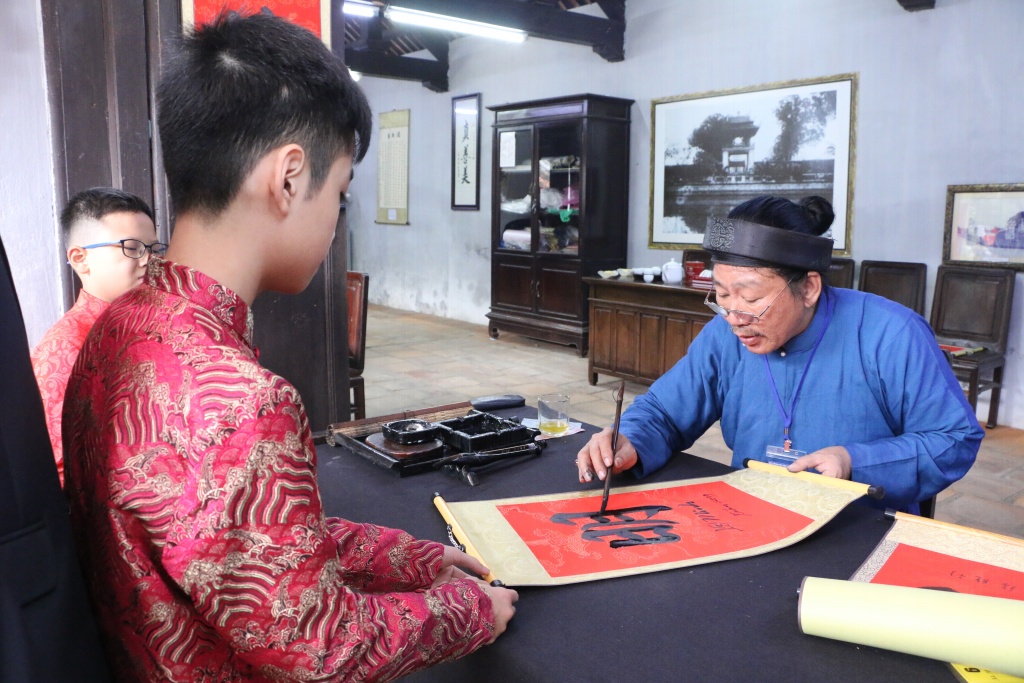 mung 1 tet gioi tre ha noi xep hang dai o van mieu xin chu cau may dau nam moi