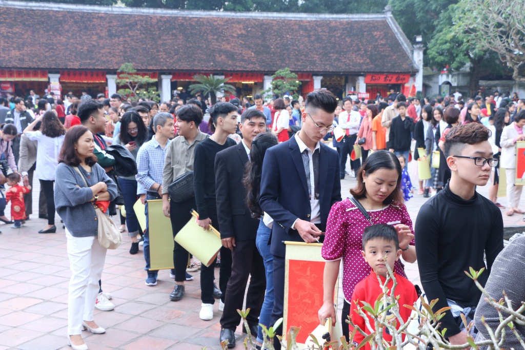 mung 1 tet gioi tre ha noi xep hang dai o van mieu xin chu cau may dau nam moi