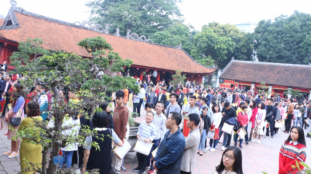 mung 1 tet gioi tre ha noi xep hang dai o van mieu xin chu cau may dau nam moi