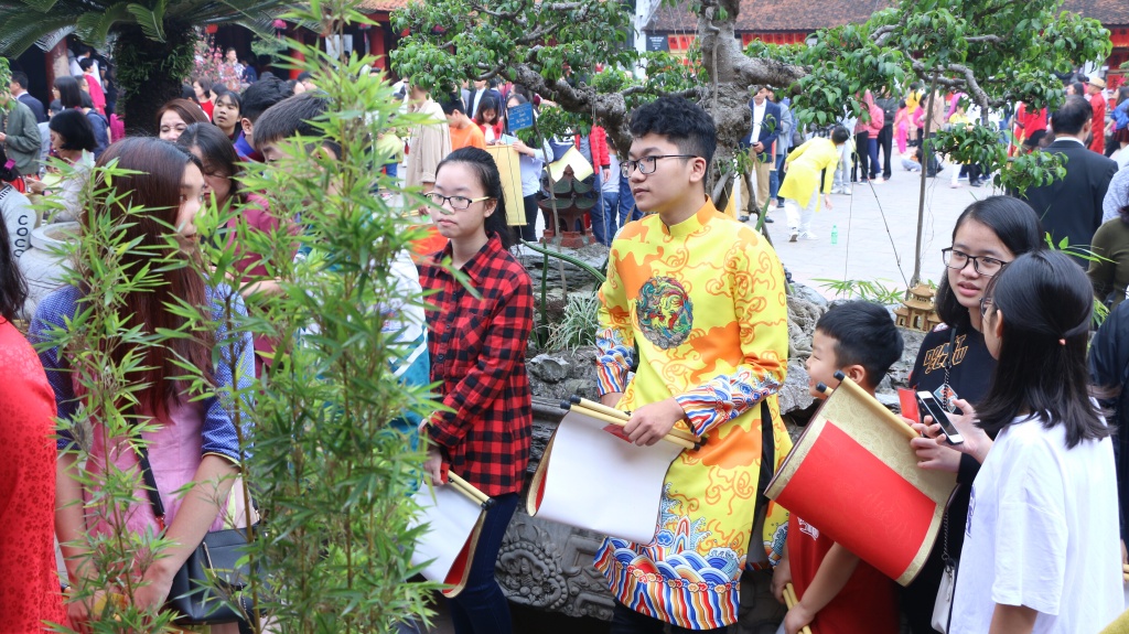 mung 1 tet gioi tre ha noi xep hang dai o van mieu xin chu cau may dau nam moi