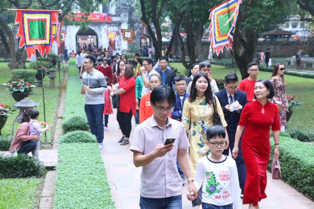 mung 1 tet gioi tre ha noi xep hang dai o van mieu xin chu cau may dau nam moi