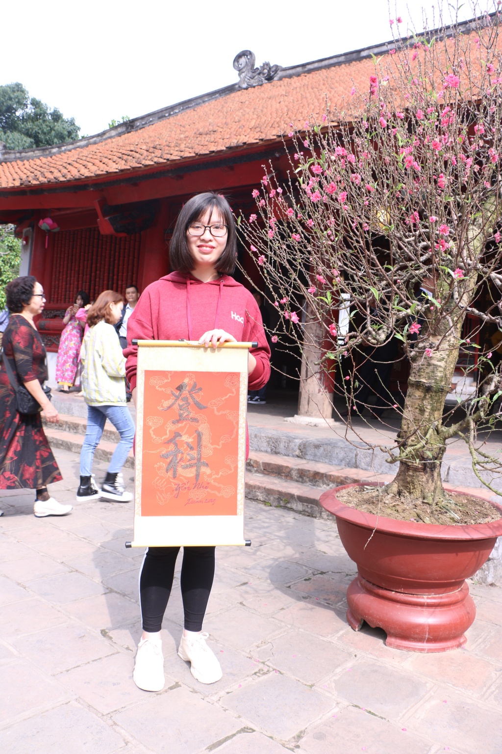 mung 1 tet gioi tre ha noi xep hang dai o van mieu xin chu cau may dau nam moi
