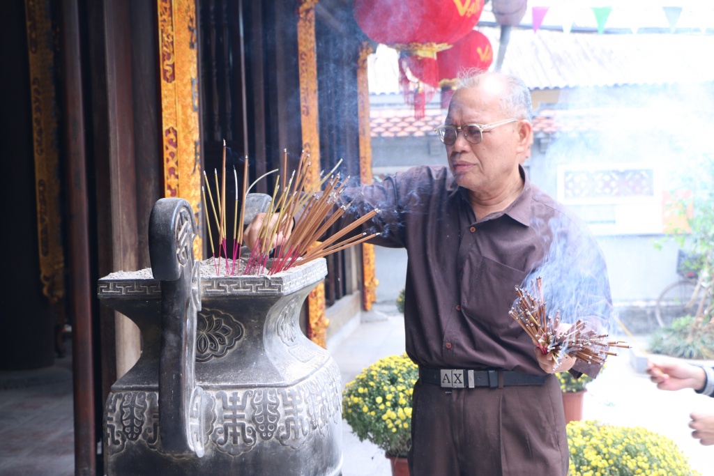 Nam thanh nữ tú chen chân tới ngôi chùa cầu duyên nức tiếng Hà Nội những ngày đầu năm nam thanh nu tu chen chan toi ngoi chua cau duyen nuc tieng o ha noi ngay dau xuan moi