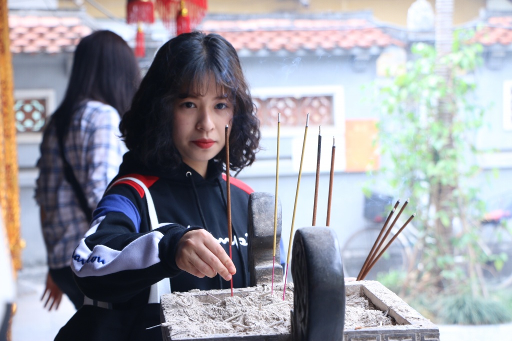 nam thanh nu tu chen chan toi ngoi chua cau duyen nuc tieng o ha noi ngay dau xuan moi